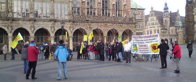 Gegen Atomkraft und Hartz IV: 511. Bremer 
Montagsdemonstration am 9. März 2015 
(Foto: Jobst Roselius)