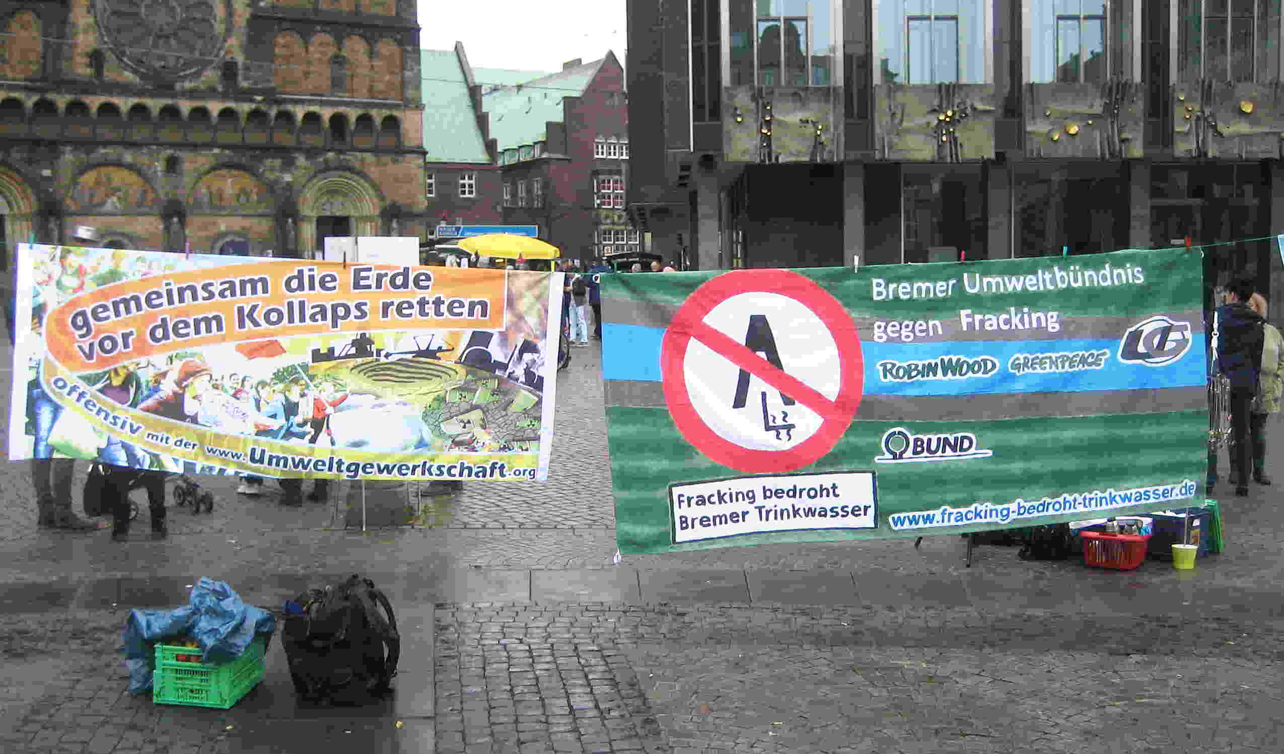 Transparente der 'Umweltgewerkschaft' und des 
'Bremer Umweltbündnisses gegen Fracking'